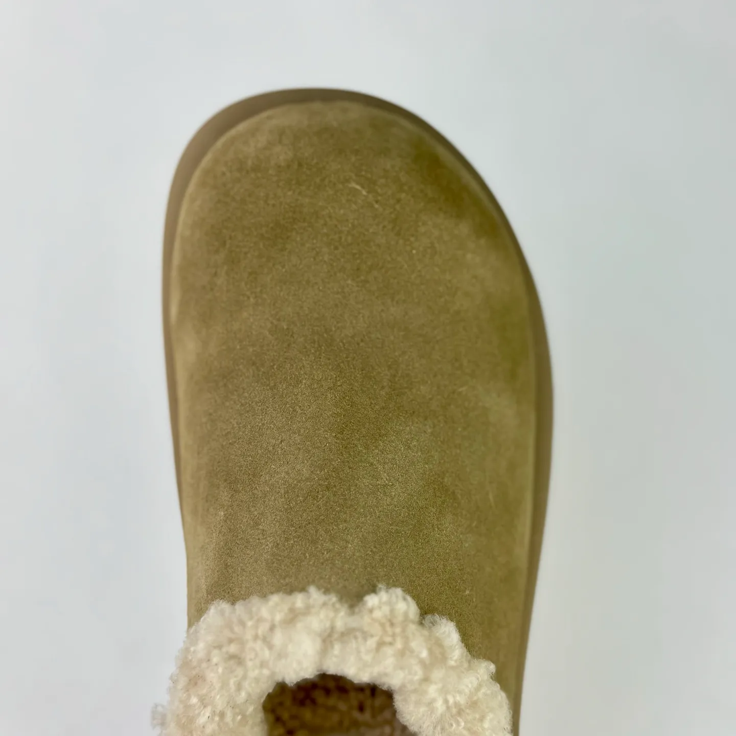Wanding‼ ️Thick-soled Little Potato 💰480 Xiaohongshu’s popular UGG Little Potato UGG Muller Slippers #All shoes are made of ZP same factory Longfeng A-grade Australian imported sheepskin brand OEM production line fully follows the ZP process flow OEM original pattern maker Adheres to the principle of no original shoes and no development selection Pay attention to every detail The most authentic version on the market Size: 35 36 37 38 39 40